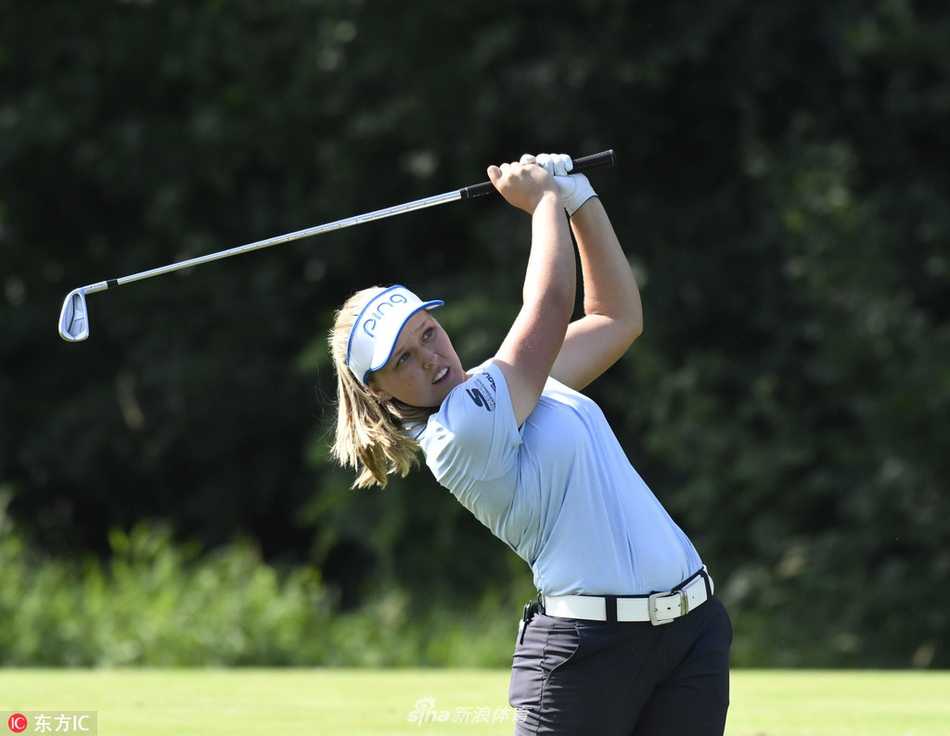 朴城炫开球后眺望球道远方，表情沉着，作为前冠军她仍是冠军的有力争夺者。