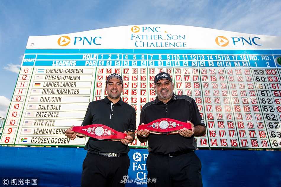 卡布雷拉父子在全场注视下，于第十八洞果岭旁紧密相拥，共同庆祝这来之不易的胜利时刻，喜悦与骄傲之情溢于言表。