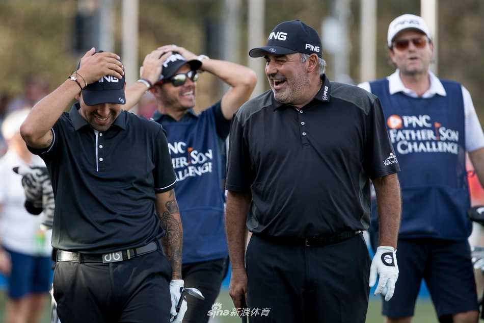 老卡布雷拉在开球后露出标志性的爽朗笑容，儿子在一旁专注地看着球的飞行轨迹，父子间的信任与支持尽在不言中。