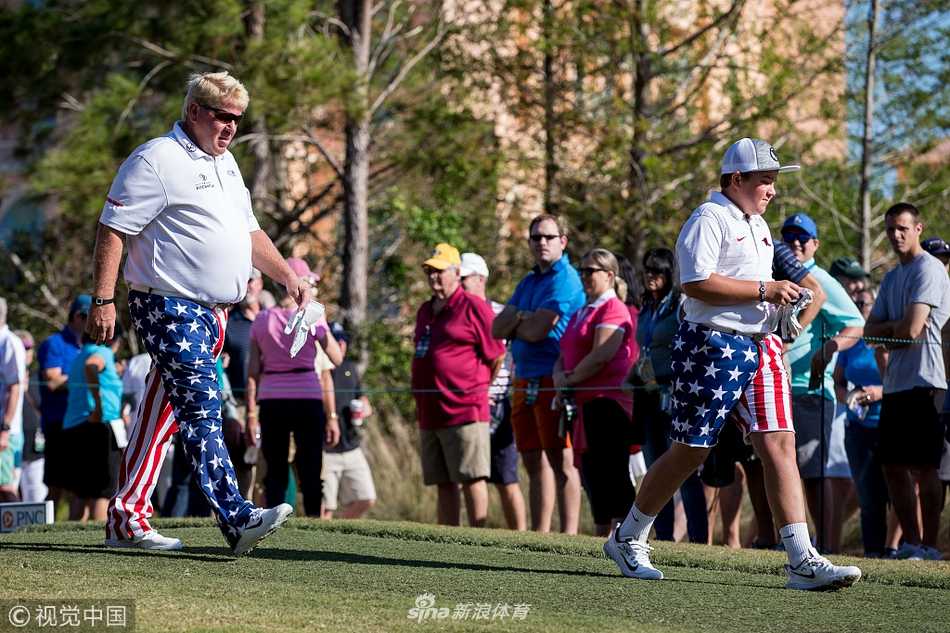 小卡布雷拉在比赛中果断推杆，父亲在身后背手而立，目光中充满鼓励与期待，见证了新一代的成长与担当。