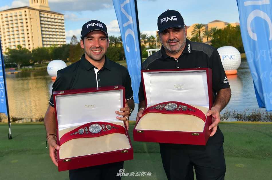 卡布雷拉父子在决赛轮中凝神观察果岭走势，父亲手指远方为儿子分析推杆线路，展现赛场上的传承与协作。