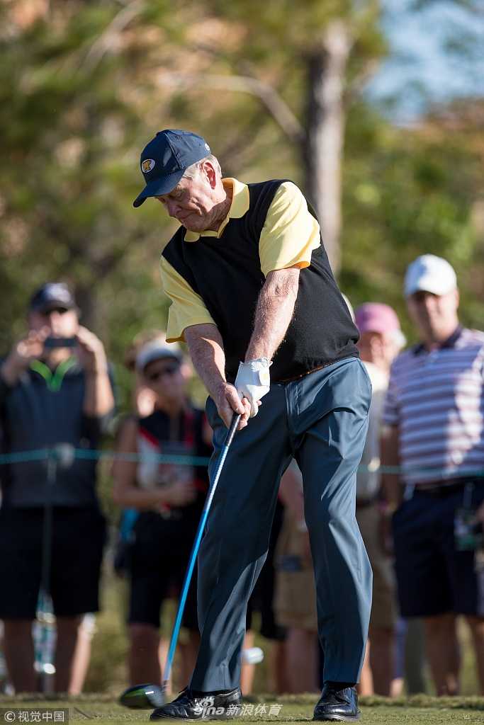 颁奖时刻，父亲欣慰地将手搭在儿子肩头，两人一同举起冠军奖杯，象征家族的荣耀与梦想在此刻完美交汇。