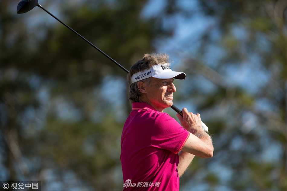 夕阳下的丽思卡尔顿高尔夫俱乐部，卡布雷拉父子并肩走在球道上，长长的影子交织在一起，寓意着高尔夫之爱的代代相传。