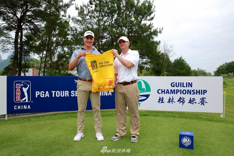 韩国选手白托德在桂林的青山背景下全力开球，白色小球划破天际飞向远方的果岭