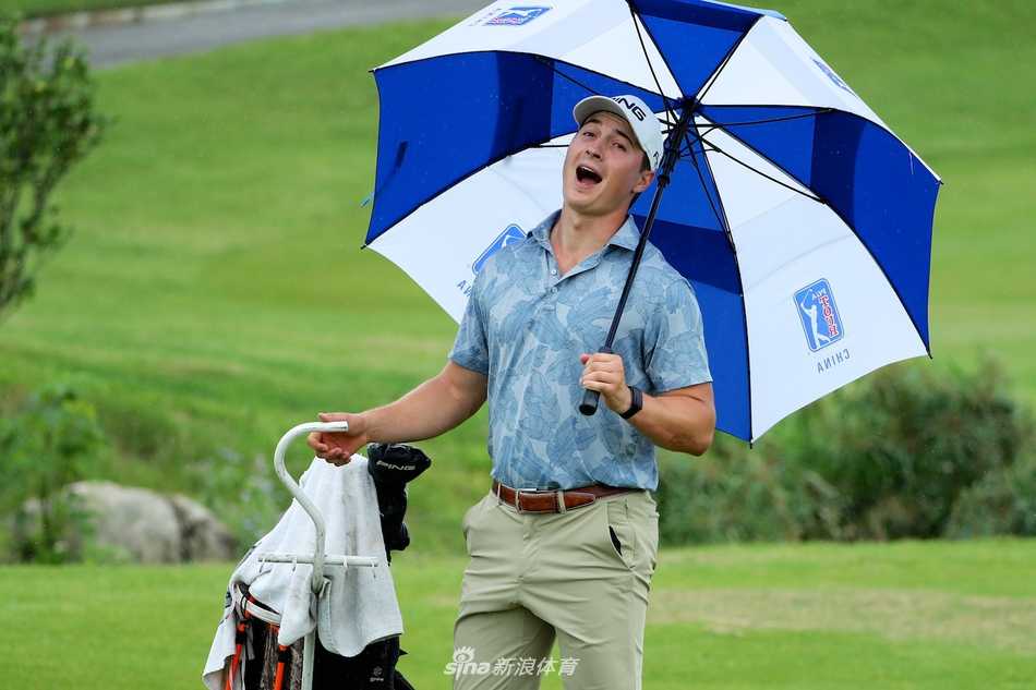 美国球员查利·萨克森在桂林锦标赛决赛轮中沉稳推杆，目光专注地锁定球洞