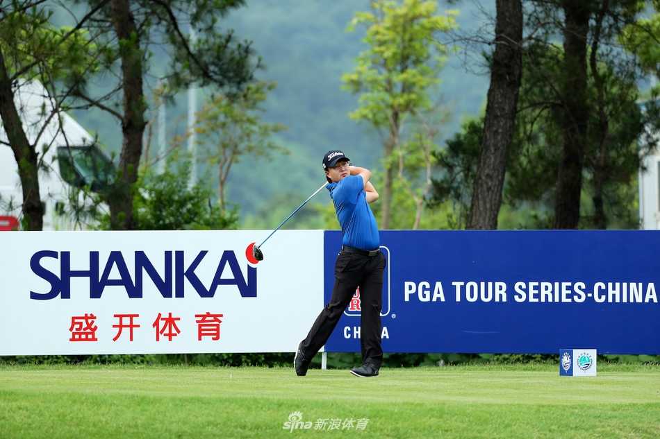 中国球员张进在比赛中凝神思考下一杆的策略，背景是典型的桂林喀斯特地貌山峰