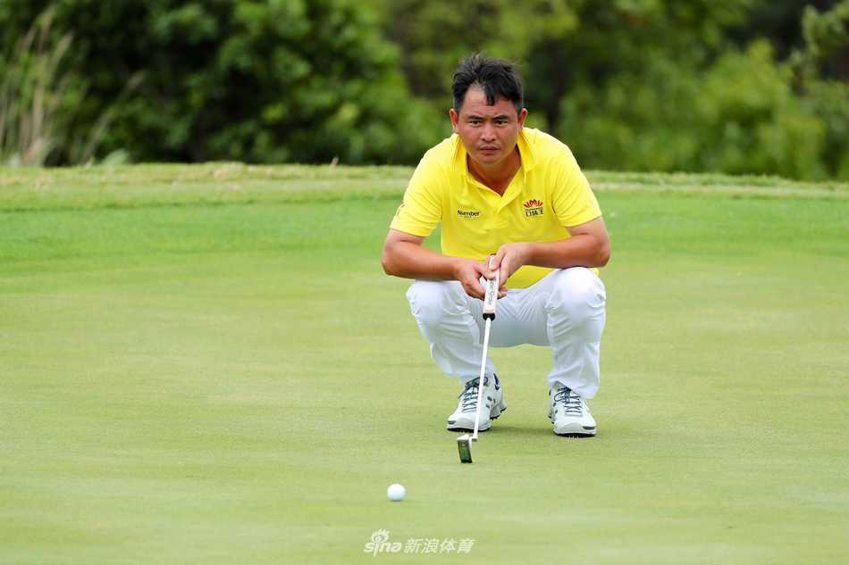 赛事执行总监顾凯森在新闻发布会上介绍赛事情况，背景板展示了美巡系列赛中国的标志