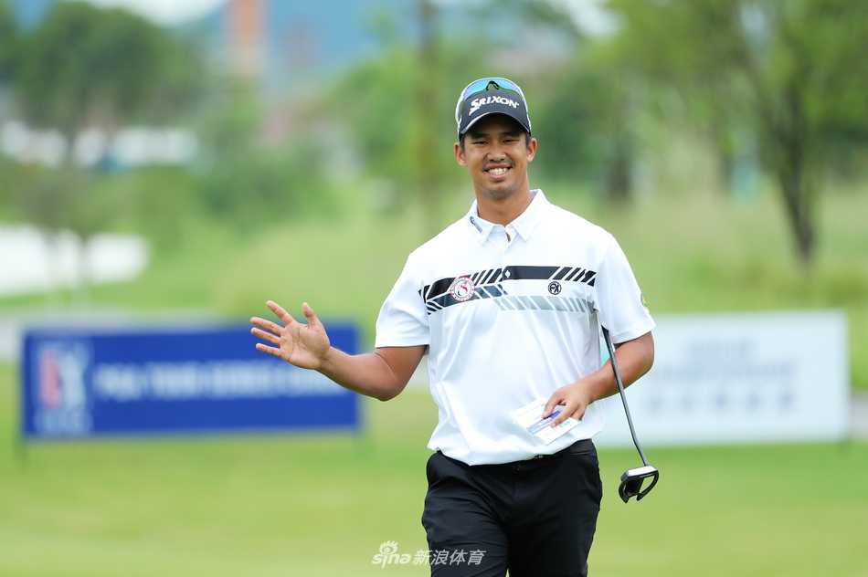 中国业余小将王炎彰在比赛中专注推杆，他最终荣获本站最佳业余球员称号