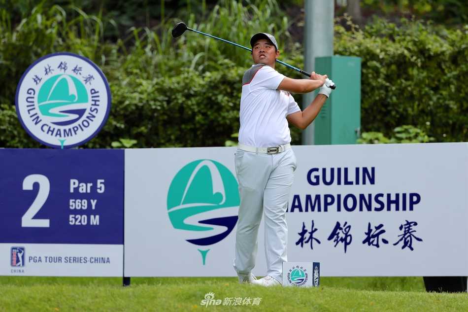 一位球员在沙坑中救球，沙粒飞溅的瞬间展现出高尔夫运动的技巧与力量之美