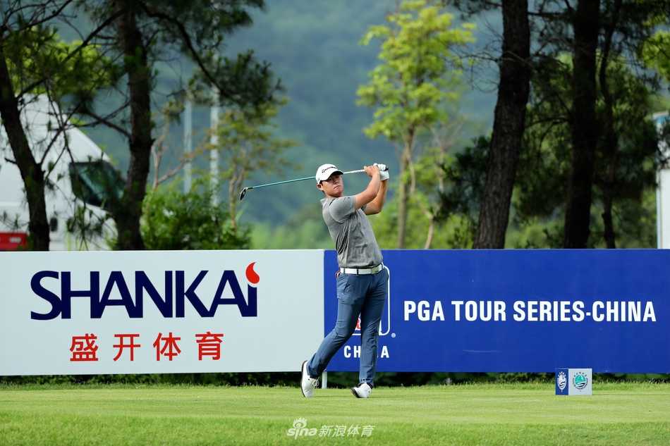 加拿大球员贾斯丁·申在果岭边优雅地进行切杆，小球精准地落向旗杆位置