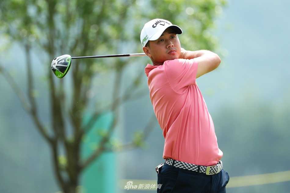 获奖球员与嘉宾在颁奖仪式上共同合影，庆祝桂林锦标赛圆满成功