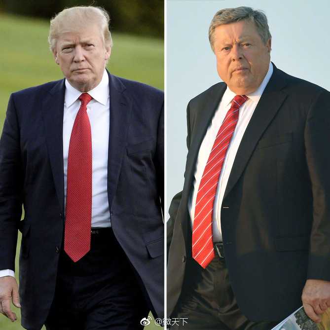 特朗普在发球区专注挥杆，动作流畅，背景是开阔的天空与精心修剪的草坪