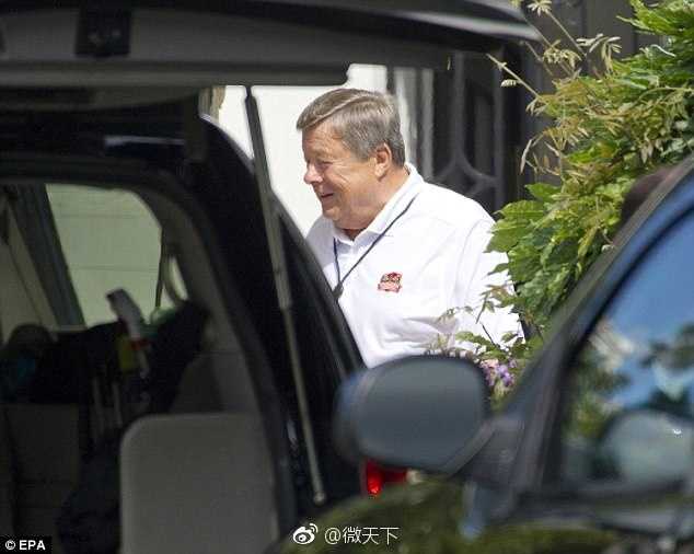 特朗普与岳父并肩走在绿茵球道上，阳光将他们的身影拉长，气氛轻松