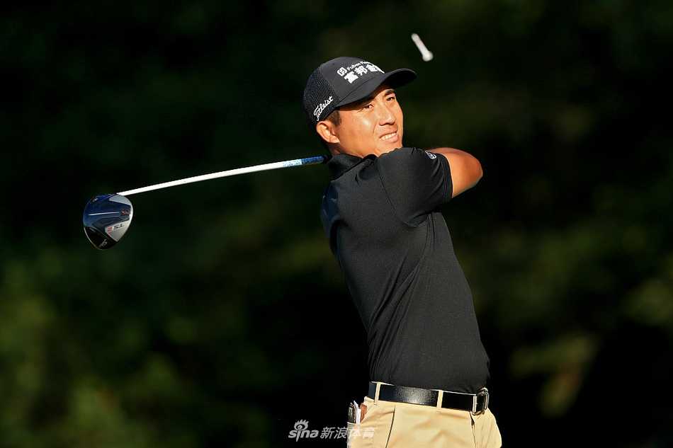 塞巴斯蒂安-穆略斯专注推杆，卫冕冠军眼神坚定凝望果岭洞口