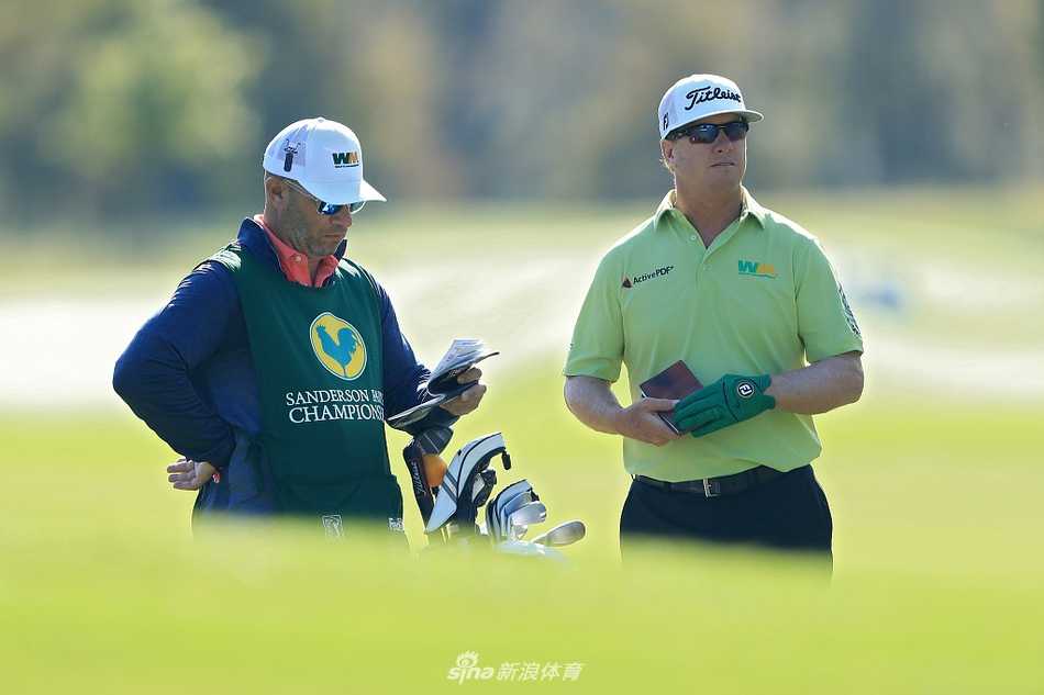 查理-霍夫曼潇洒挥杆瞬间，球杆划出完美弧线小球直冲云霄