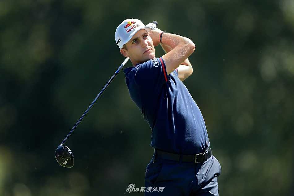 基根-布拉德利果岭上凝神准备推击，全场屏息注目