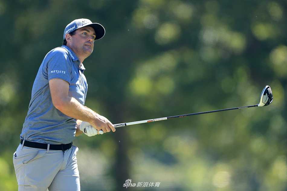 亨里克-斯滕森果岭边冷静观察线路，大师风范尽显