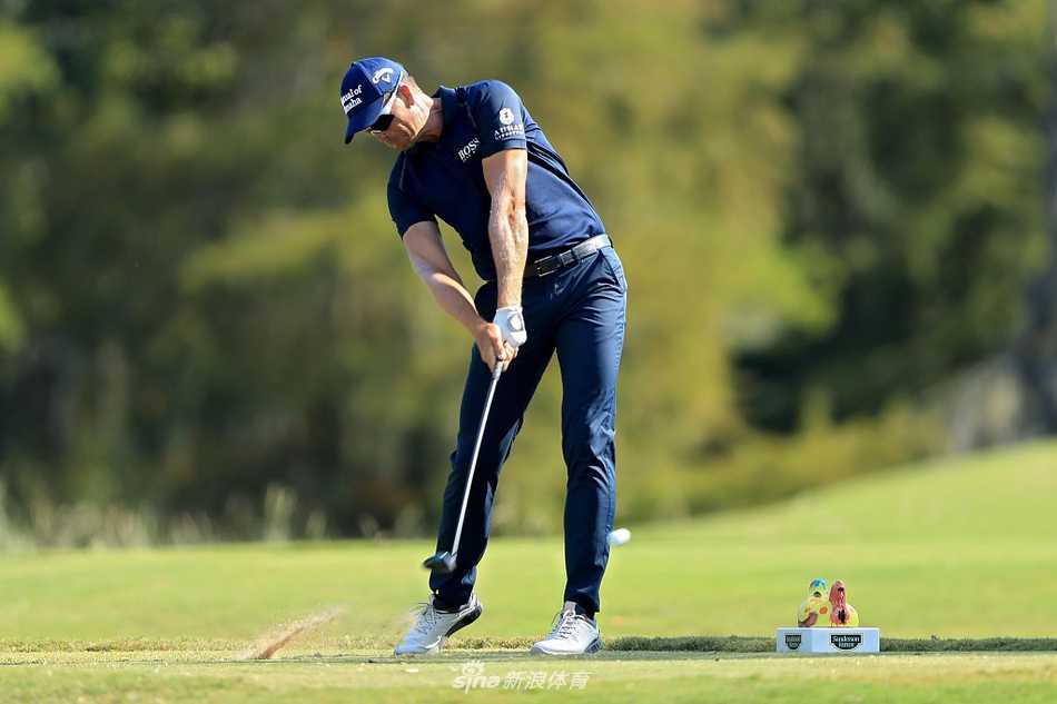 马提亚-施瓦布沙坑救球，白沙飞溅小球精准落向旗杆