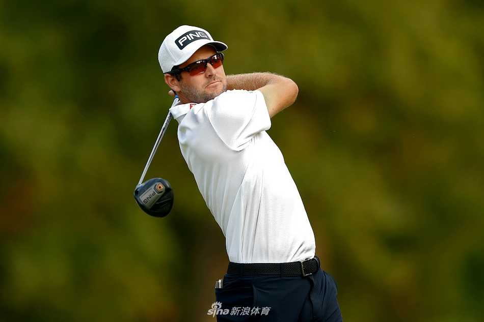 科里-康纳斯全神贯注开球，晨光中身形舒展力量迸发