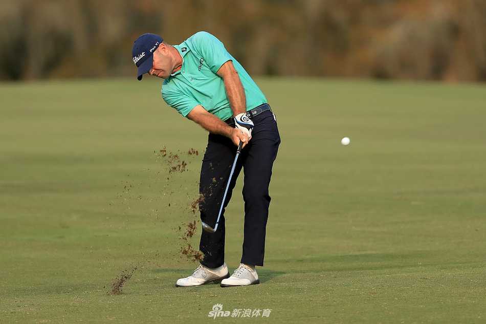 赖恩-阿默轻推小球入洞后露出会心微笑