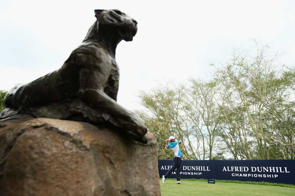 格雷斯在球道上稳健挥杆，白色小球划破湛蓝的天空，飞向远方的旗杆，动作流畅而充满力量。