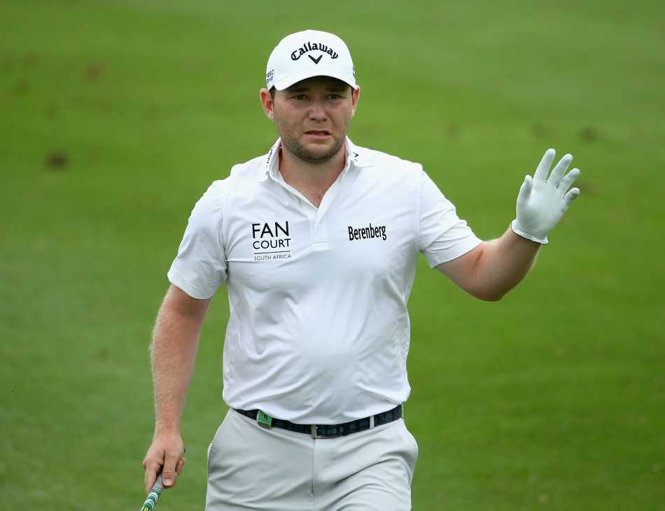 格雷斯与莫里纳利并肩行走在球道上，边走边探讨策略，背景是典型的非洲草原树木与灌木丛。