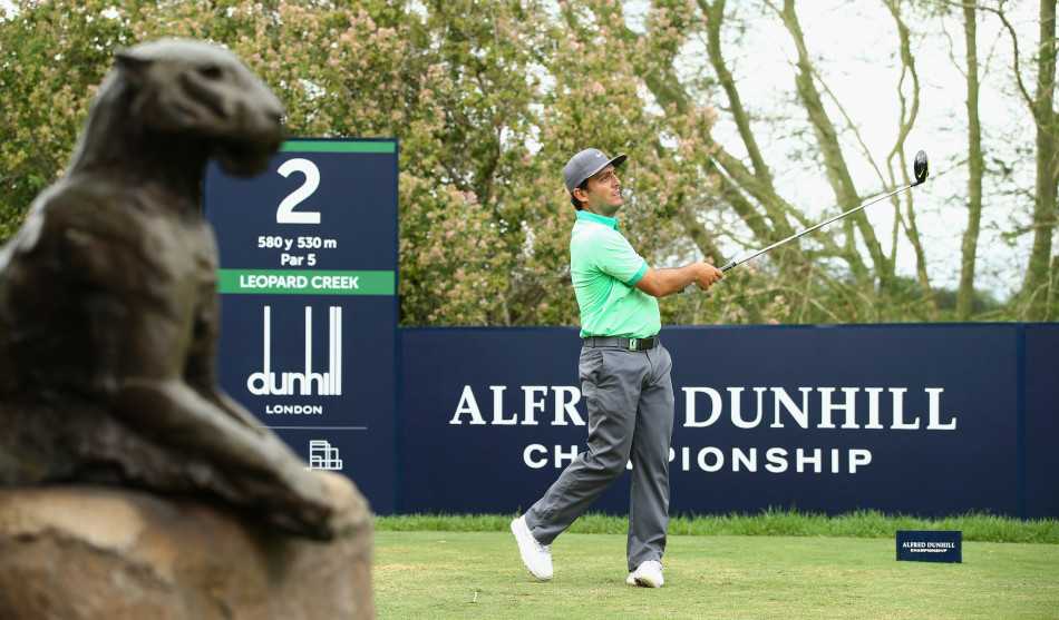 埃多奥多·莫里纳利在长草中冷静处理棘手球位，表情坚毅，展现了职业球手应对复杂挑战的专业素养。