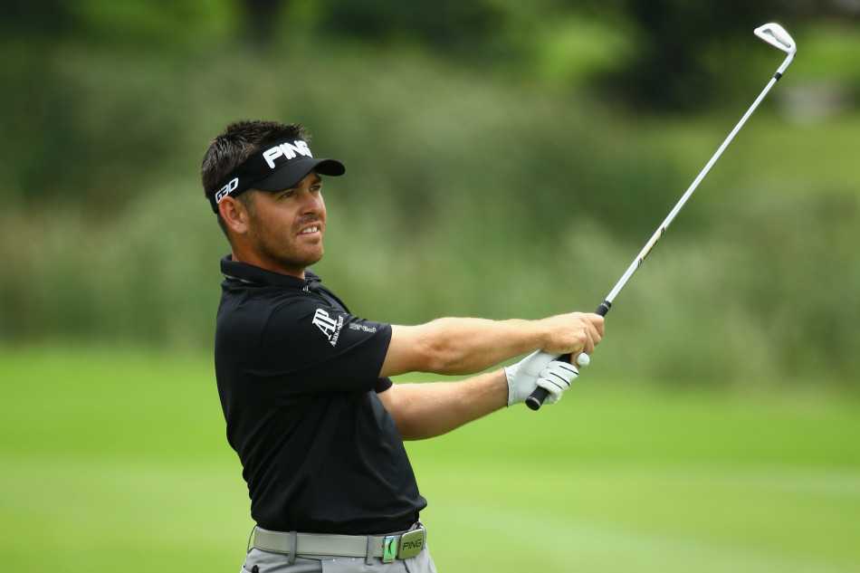 夕阳西下，将高尔夫球手的身影拉长，他们行走在金色草原的球道上，构成一幅人与自然和谐共处的诗意画卷。