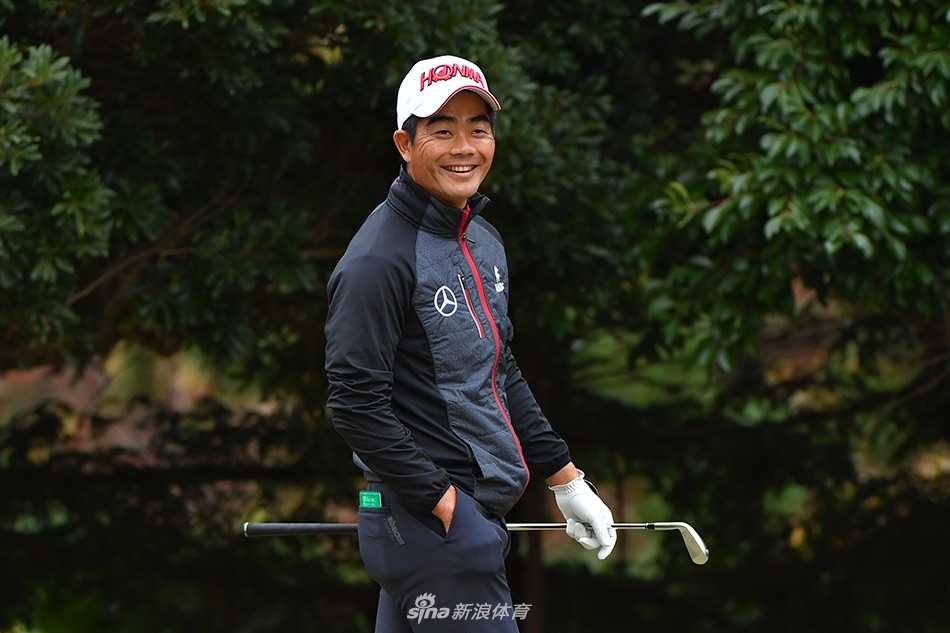 梁文冲在赛场上凝神静气，仔细审视果岭上微妙的起伏走向，寻找最佳的推杆线路。