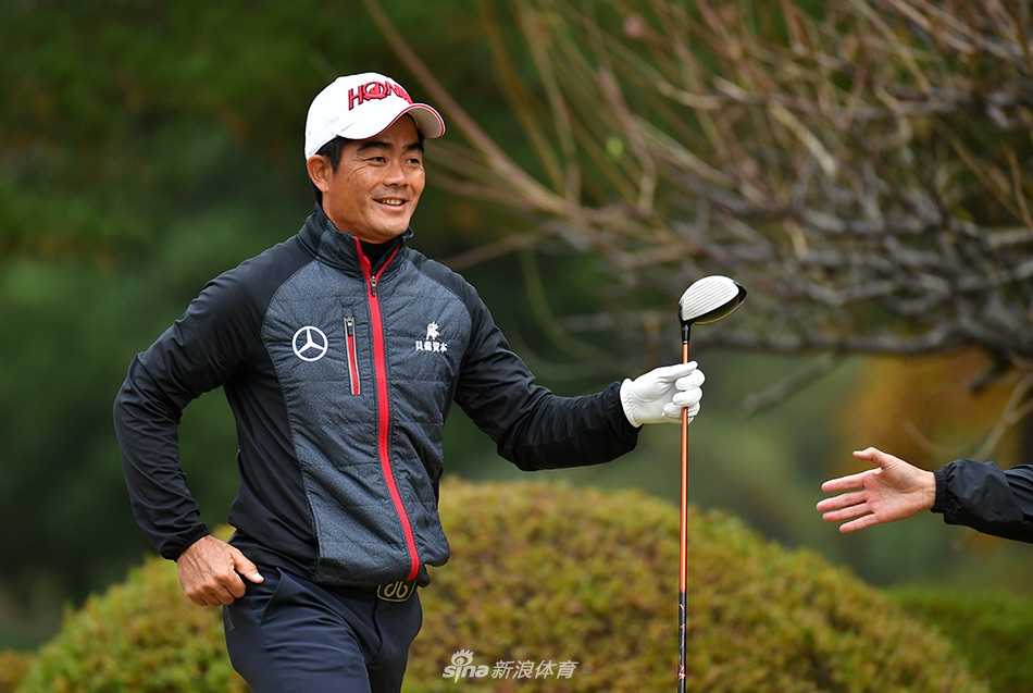 梁文冲弓身观察球洞周边地形，全神贯注地评估推杆的力度和方向，不放过任何细节。