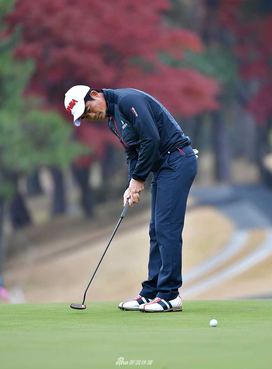 梁文冲挥动铁杆开球，身体在阳光下展现完美的扭转与平衡，白色小球划破长空飞向远方。