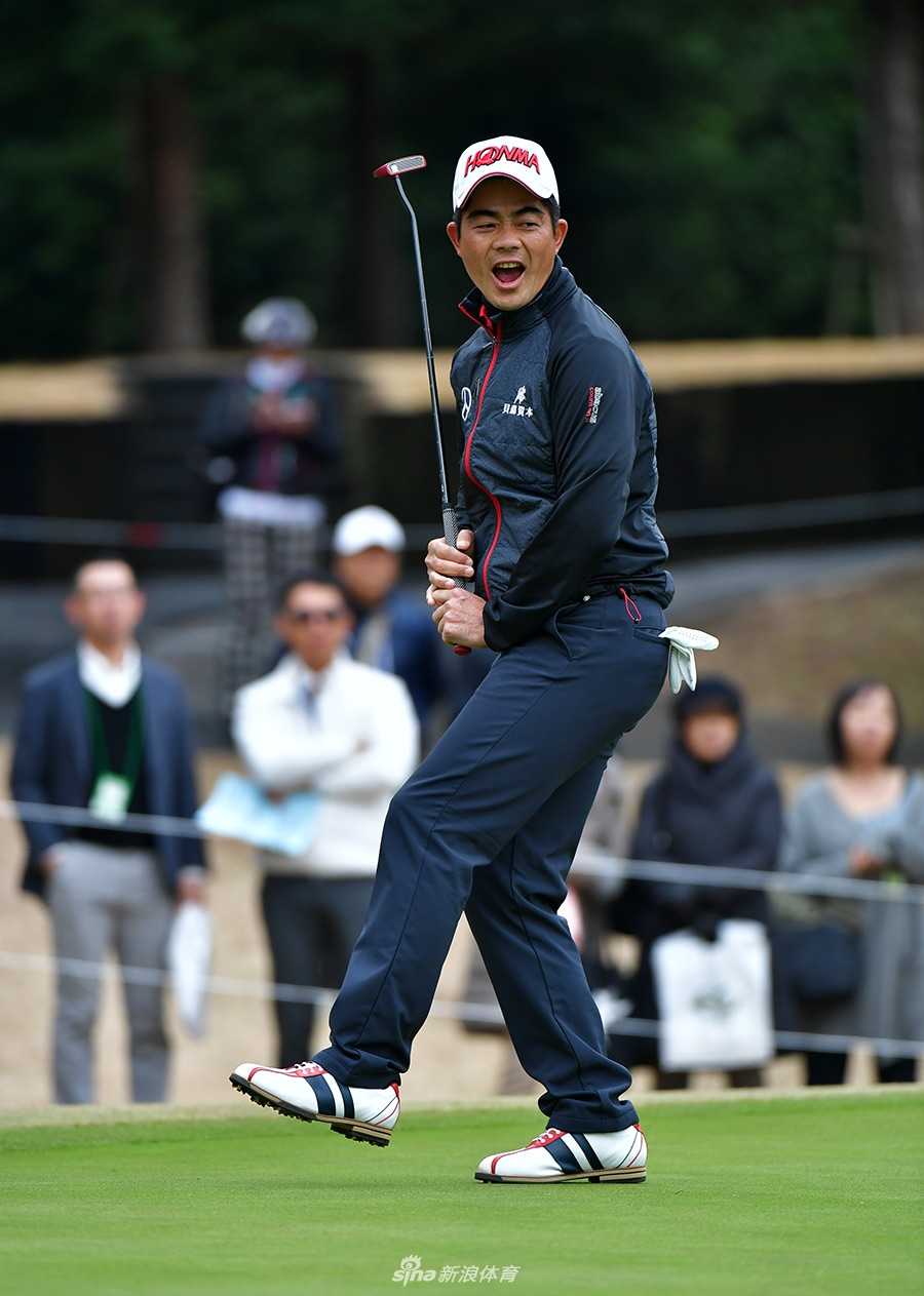 梁文冲在长草中镇定应对挑战，专注地准备下一次击球，展现了面对困难球位的专业与沉着。