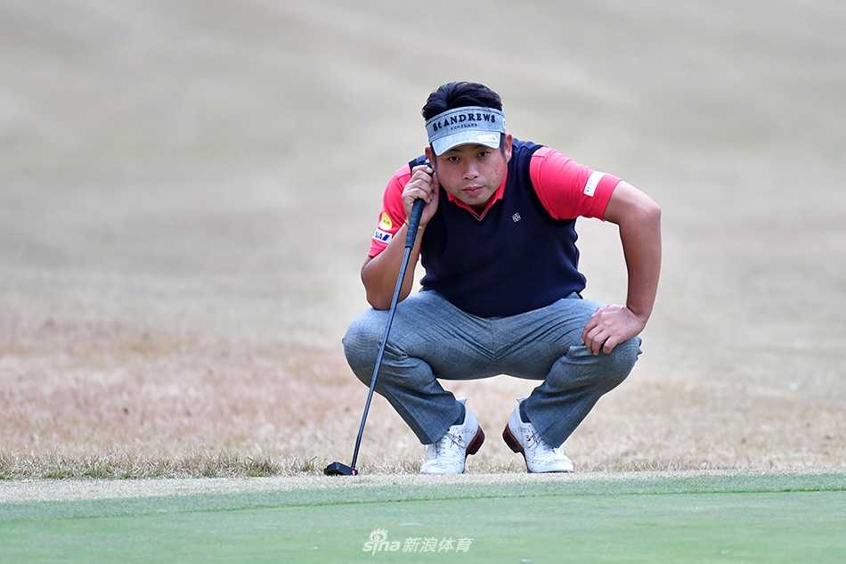 梁文冲在赛场上步履坚定地前行，身影与广阔的球场融为一体，象征着在职业高尔夫的漫长征途上不断前行。