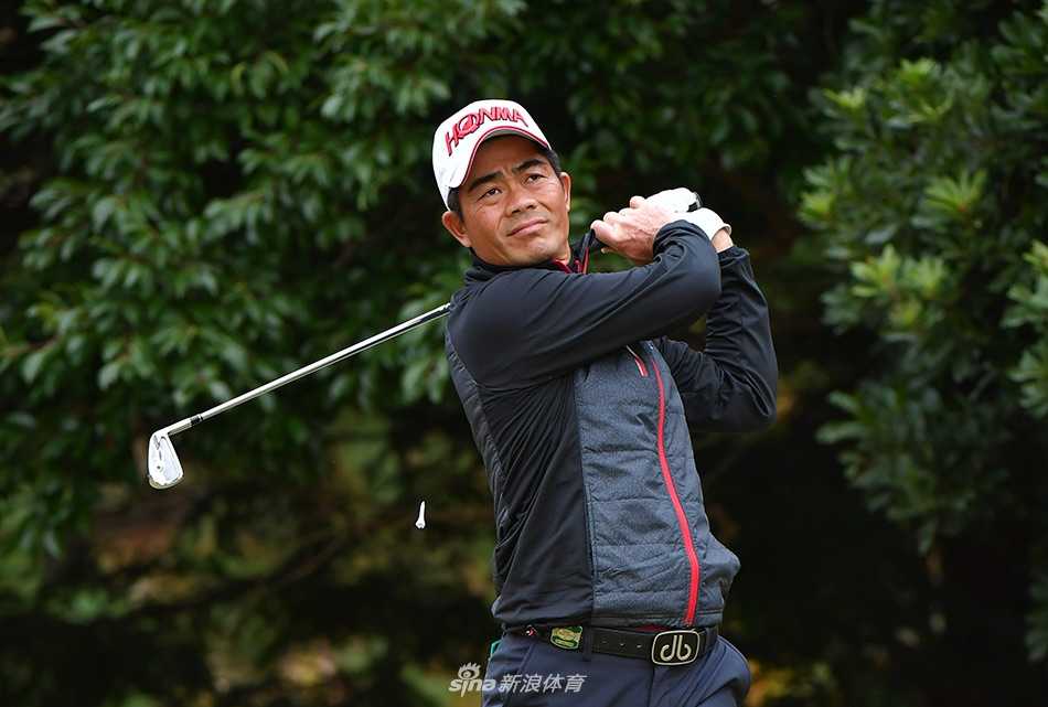 梁文冲在沙坑中沉稳救球，沙粒飞溅的瞬间凝聚了力量与控制，力图将球送上果岭。