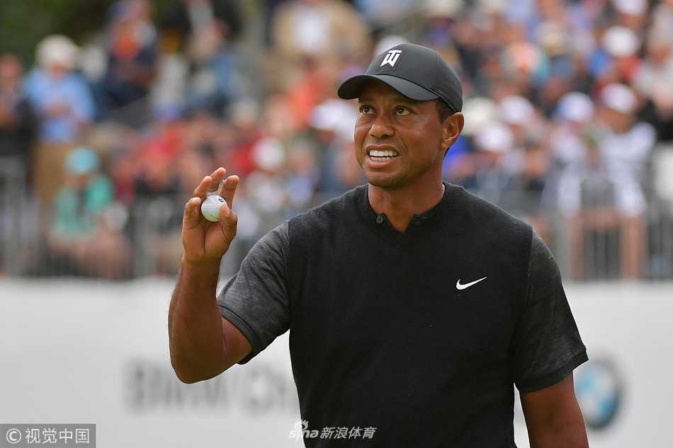 伍兹在黄昏的球场上行走，身影被拉长，仿佛一位孤独而坚定的行者