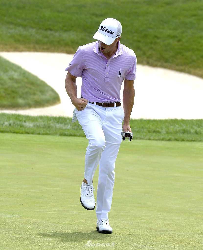 夺冠瞬间森川激情挥拳怒吼，身后是穆菲尔德山村如画的夕阳与绿荫