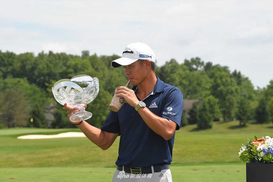 托马斯在长草中奋力一击，沙土飞扬间尽显不屈斗志