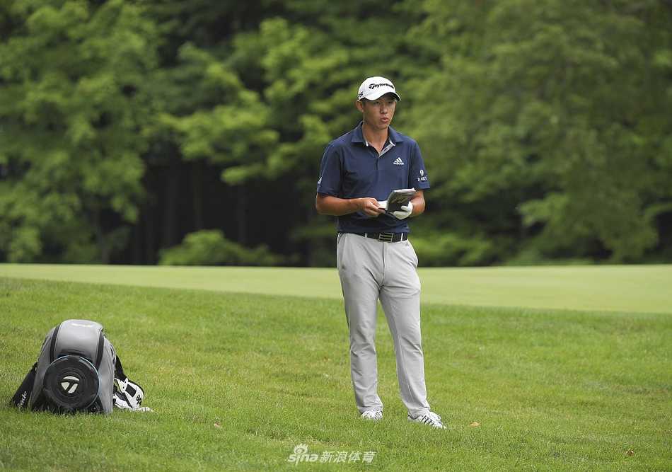 森川在球迷的簇拥下签名为纪念，小球迷眼中充满了崇拜与梦想