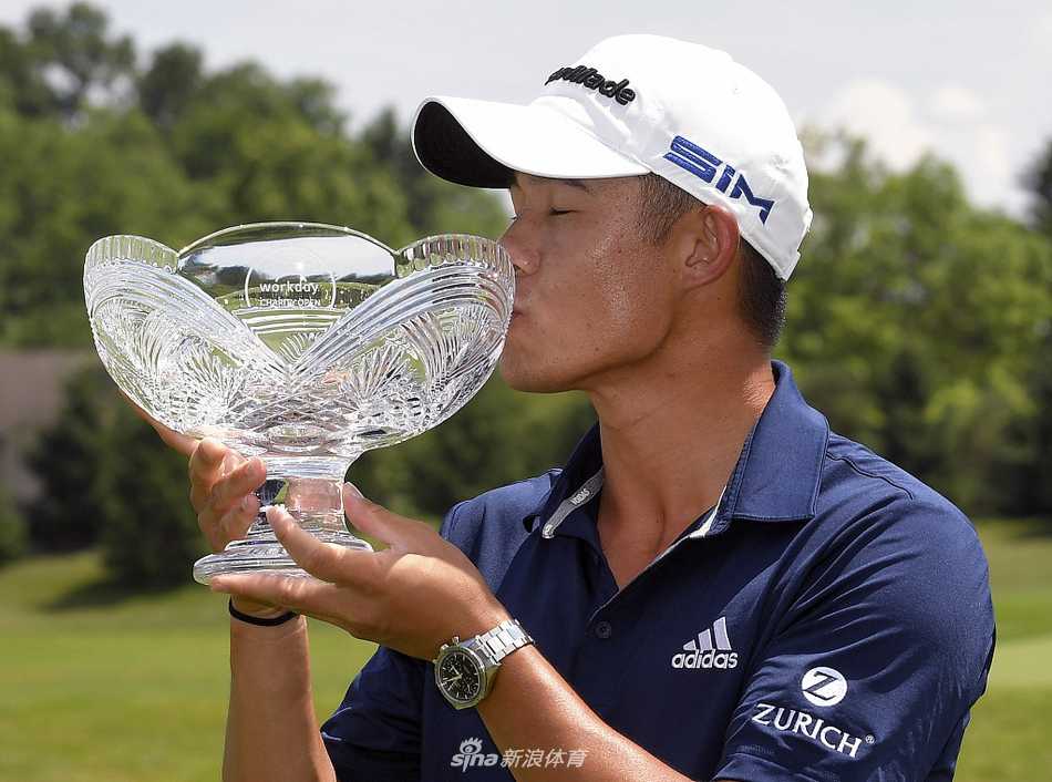 森川与对手托马斯赛后拥抱，笑容中充满了惺惺相惜的尊重与敬意