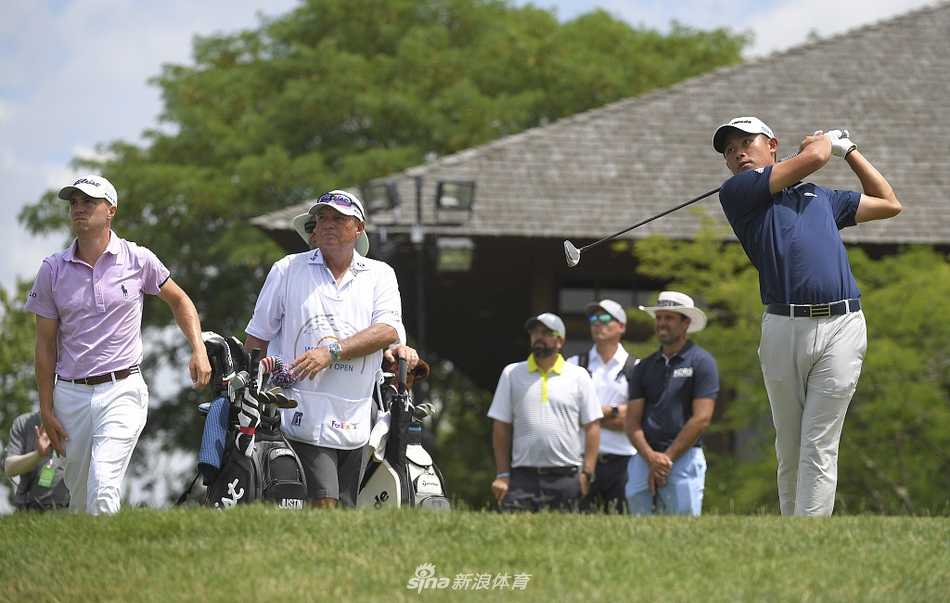 金光熠熠的冠军奖杯被森川高高举起，杯身倒映着他灿烂的笑容与蓝天