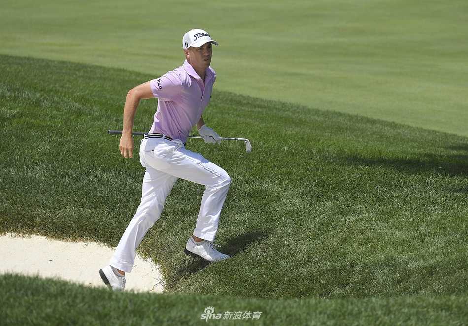 森川独自走在第十八洞球道上，背影与广阔的球场融为一体，王者之路向前延伸
