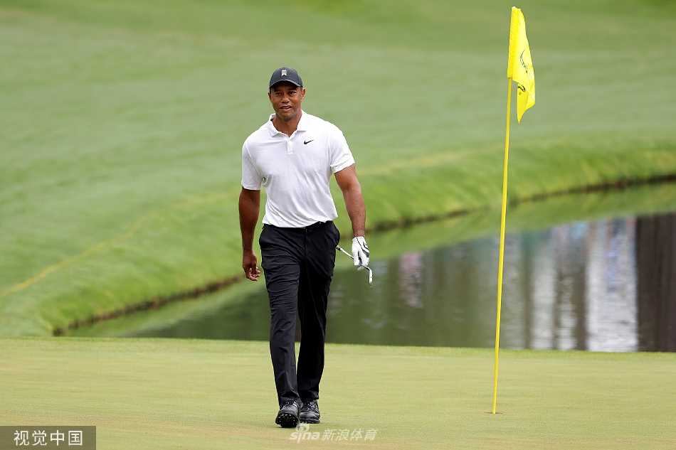 伍兹完成一击后，在观众的注目下从容前行，凸显其作为体坛偶像的永恒魅力与气场。