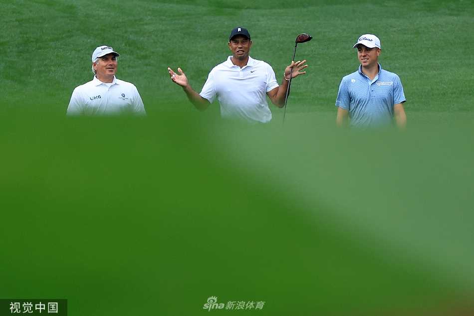 伍兹在球道中央完成一次流畅的挥杆，身体扭转充满力量，展示出其挥杆技术依旧精湛。