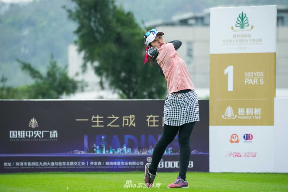 张维维在果岭边细致切杆，阳光洒在她的身上，勾勒出运动员完美的轮廓