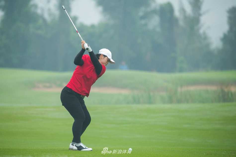 潘艳红在沙坑中救球，沙粒飞扬瞬间展现出高超的短杆技巧