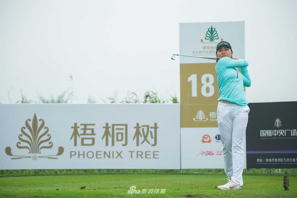 冠军热努卡捧起奖杯深情亲吻，喜悦与自豪之情溢于言表