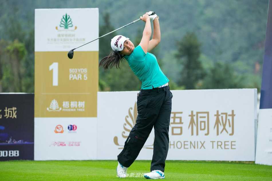 赛事颁奖典礼全景，嘉宾与获奖球员齐聚，背景是梧桐树球会的美丽会所