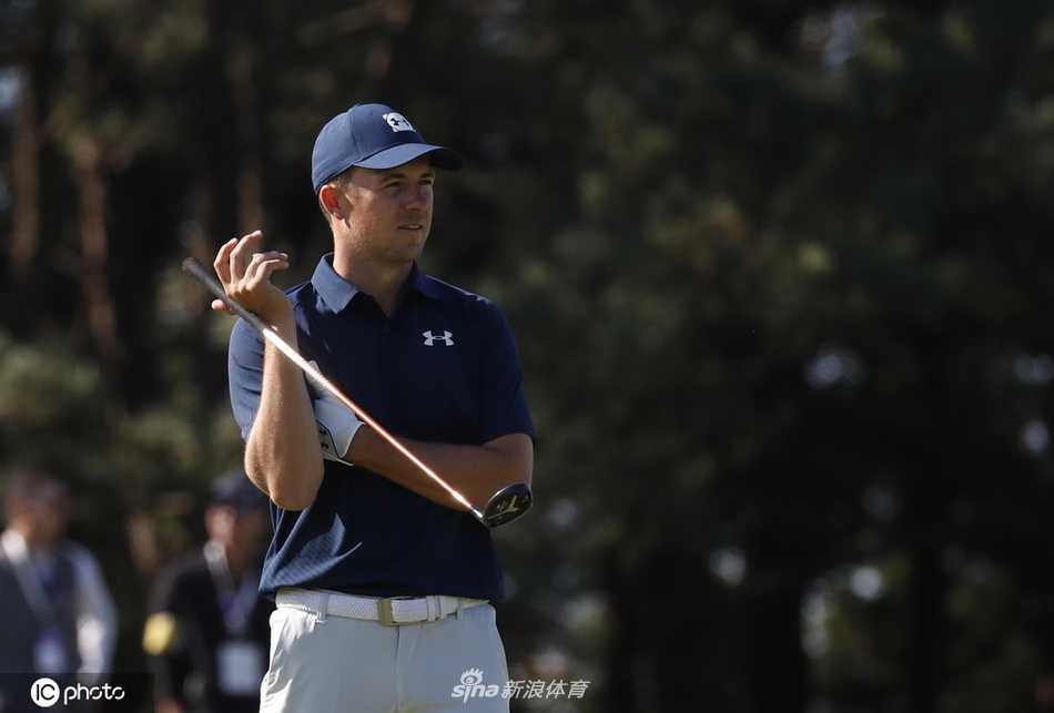 贾斯汀·托马斯在决赛轮中凝神准备击球，目光坚定，身后是济州岛九桥球场标志性的壮丽景色。