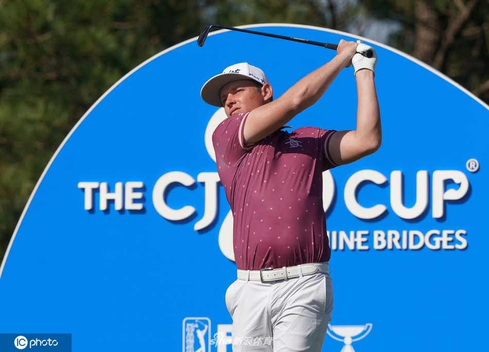 决赛轮同组竞技的托马斯与李真明一同走在球道上，两人表情严肃，空气中弥漫着决战日的紧张气氛。