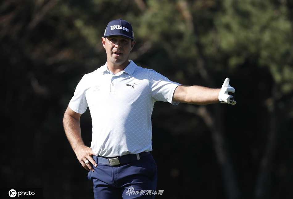 托马斯在果岭上仔细研读推杆线路，他蹲姿专注，正在为决定冠军归属的关键一推做最后计算。